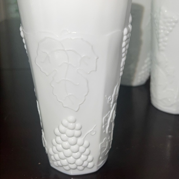 Vintage Colony Indiana Harvest Grape & Leaf Milk Glass Pitcher + 6 cups - Picture 3 of 5